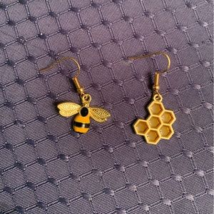 NEW Boutique Bee & Honeycomb Mismatch Dangle Earrings